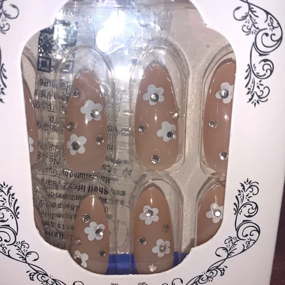 Nude Elegant Press Ons - Picture 3 of 3